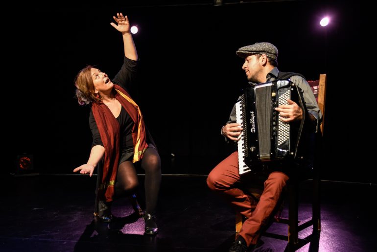 Anne-Gaël Gauducheau et Adrian Iordan content et chantent l’enfance avec humour