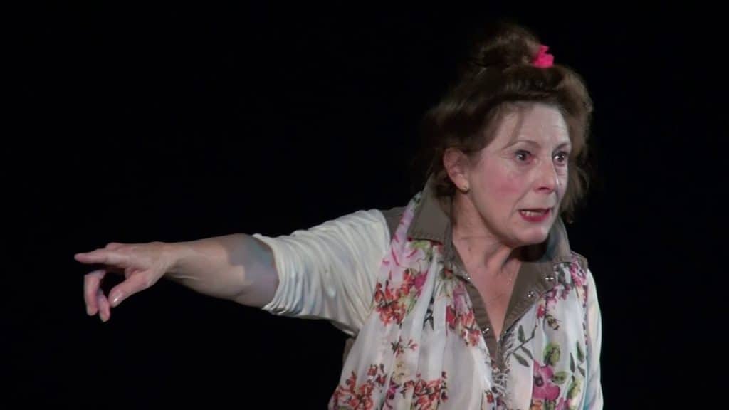 La comédienne et conteuse Jeanne Ferron au Lébérou, festival de conte en Périgord Noir (Dordogne) en 2017 | CENTRE D’ÉDUCATION PERMANENTE DU SECTEUR DE MONTIGNAC (CEPSM)