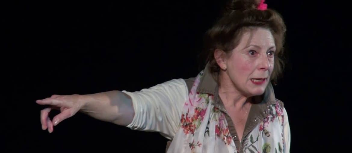 La comédienne et conteuse Jeanne Ferron au Lébérou, festival de conte en Périgord Noir (Dordogne) en 2017 | CENTRE D’ÉDUCATION PERMANENTE DU SECTEUR DE MONTIGNAC (CEPSM)