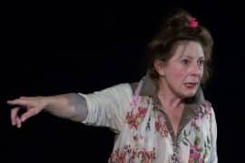 La comédienne et conteuse Jeanne Ferron au Lébérou, festival de conte en Périgord Noir (Dordogne) en 2017 | CENTRE D’ÉDUCATION PERMANENTE DU SECTEUR DE MONTIGNAC (CEPSM)