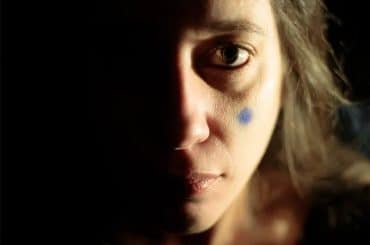 « Au-delà(s) », d’Ariane Pawin, une douloureuse mise en mots de la mort « Au-delà(s) », de et avec Ariane Pawin | MARIE DOREAU