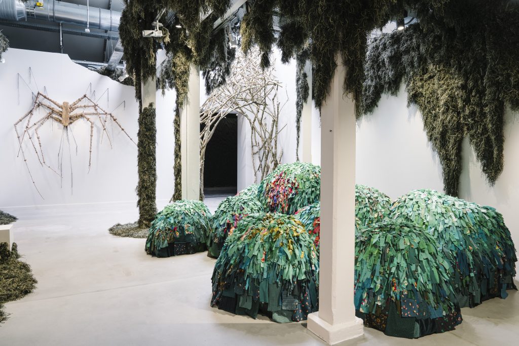 Vue de l’exposition « Le Chant des forêts » à Paris, avec « Canopée » (2022), d’Emilie Faïf, production MAIF Social Club ; « Songe d’hiver » (2021), de Florian Mermin ; « Cabane d’exposition » (2022), de Tatiana Wolska, production MAIF Social Club | DENIS MEYER/MAIF