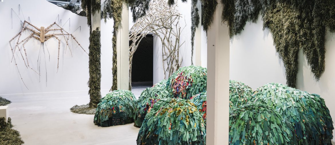Vue de l’exposition « Le Chant des forêts » à Paris, avec « Canopée » (2022), d’Emilie Faïf, production MAIF Social Club ; « Songe d’hiver » (2021), de Florian Mermin ; « Cabane d’exposition » (2022), de Tatiana Wolska, production MAIF Social Club | DENIS MEYER/MAIF