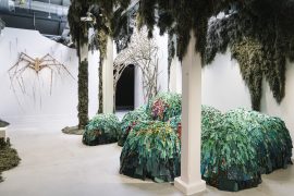 Vue de l’exposition « Le Chant des forêts » à Paris, avec « Canopée » (2022), d’Emilie Faïf, production MAIF Social Club ; « Songe d’hiver » (2021), de Florian Mermin ; « Cabane d’exposition » (2022), de Tatiana Wolska, production MAIF Social Club | DENIS MEYER/MAIF