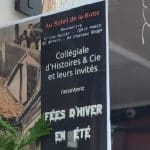 L’affiche du spectacle collégial d’Histoires & Cie, « Fées d'hiver en été », sur la vitrine d’Au Soleil de la Butte, le 26 juin 2023 | PATRICK CRESPEL/FACEBOOK