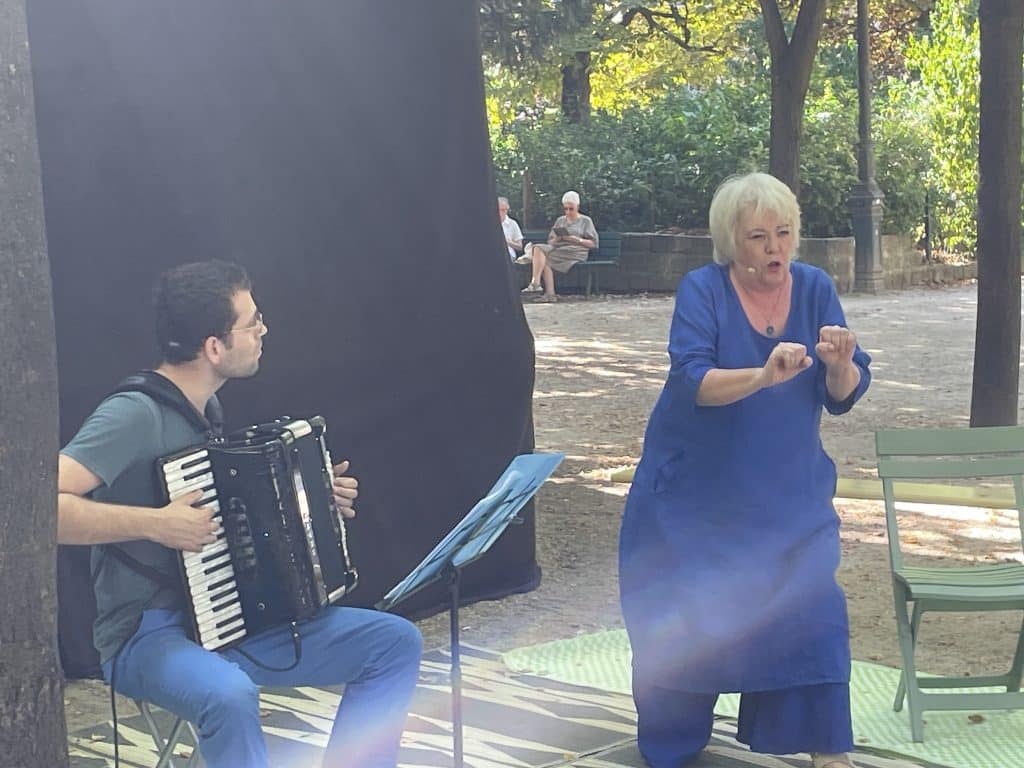 L’accordéoniste Raphaël Setty et la conteuse Isabelle Sauvage au square des Epinettes (Paris 17e), dimanche 10 septembre 2023 | ASSOCIATION CALLIOPE/FACEBOOK