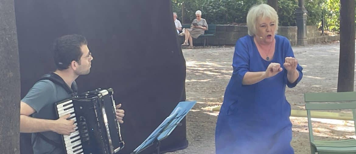 L’accordéoniste Raphaël Setty et la conteuse Isabelle Sauvage au square des Epinettes (Paris 17e), dimanche 10 septembre 2023 | ASSOCIATION CALLIOPE/FACEBOOK