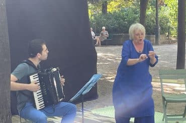 Avec le festival Le 17e, Berceau du merveilleux, l’association Calliope fait sa rentrée sous le signe des contes L’accordéoniste Raphaël Setty et la conteuse Isabelle Sauvage au square des Epinettes (Paris 17e), dimanche 10 septembre 2023 | ASSOCIATION CALLIOPE/FACEBOOK