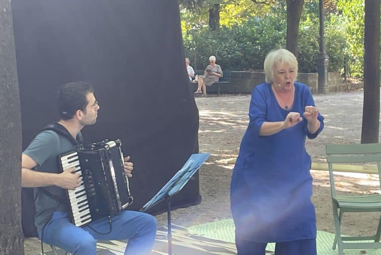 Avec le festival Le 17e, Berceau du merveilleux, l’association Calliope fait sa rentrée sous le signe des contes L’accordéoniste Raphaël Setty et la conteuse Isabelle Sauvage au square des Epinettes (Paris 17e), dimanche 10 septembre 2023 | ASSOCIATION CALLIOPE/FACEBOOK